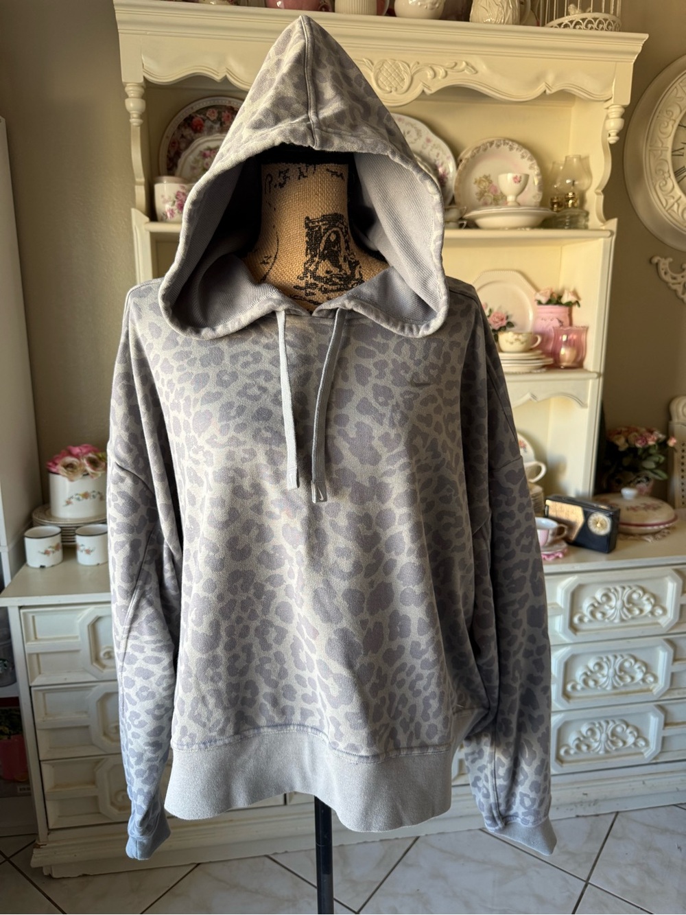 Nike Women's Light Gray Leopard-Print Cropped Hooded Sweatshirt. Size 3X